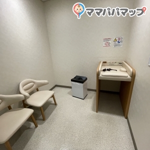広々としていてベビーカーも予約で入ります。調乳用のお湯はありません。