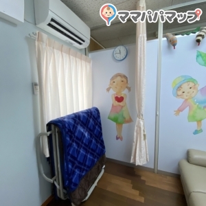 エアコンありです。授乳室兼救護室になっているようなので、体調不良の方がいる場合はそちらが優先になります。