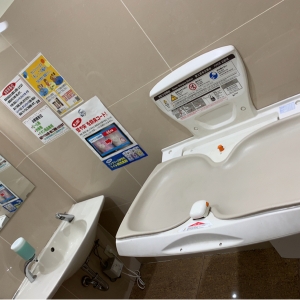 店舗入り口横のトイレにオムツ交換台あり。営業時間9:00〜0：00。