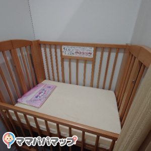 オムツ替えシートも個室にはありました。