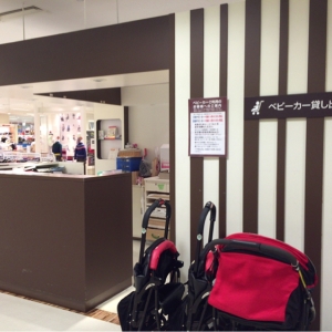 赤ちゃん休憩室の入り口にベビーカー借りれる窓口あります。