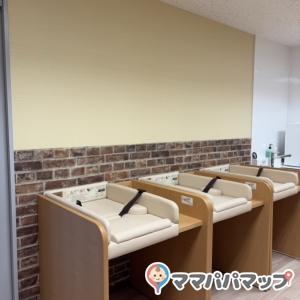 オムツ替えスペースも広々で荷物も置けます。