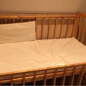 オムツ替えが出来るように、ベビーベッドがありました。