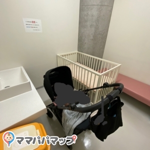 ベビーカーで入っても広々スペースがあります。ベッドは柵が高くオムツ替えには向かないのでソファで変えました。手洗いスペースに石鹸、鏡は無し。