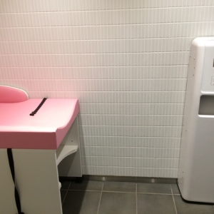 オムツ台とゴミ箱