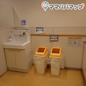 トイザらス・ベビーザらス  松戸店(2F)の授乳室・おむつ替え台の写真(1枚目)
