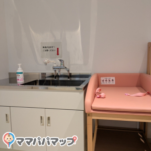 おむつ交換台（授乳室内）