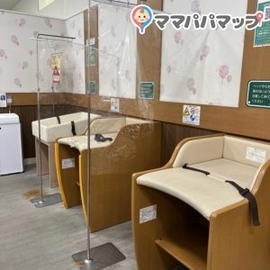 オムツ交換台。真ん中はボロボロです、、