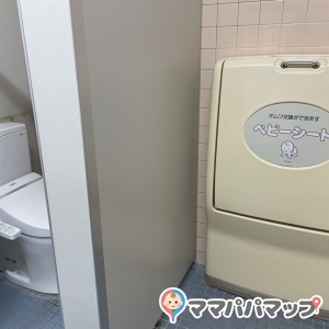 フーズマーケット　ホック黒田店の授乳室・おむつ替え台の写真(1枚目)