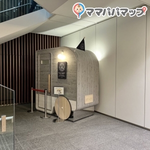 box型授乳室は階段下にありますが、パネルへの記載もなくトイレからも離れているため探し回りました。グッドモーニングカフェから近いです。