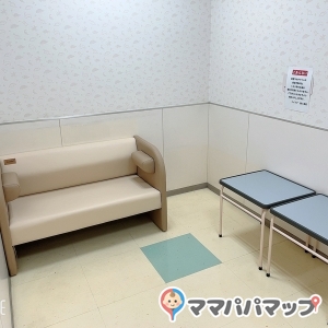 ソファーと長椅子とテーブルがありました