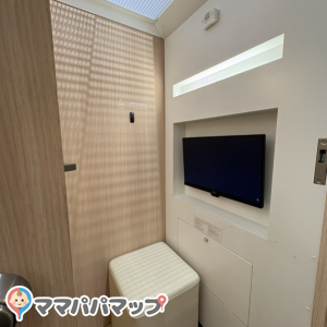 イオンモール茨木(1階フードコート横)(1F)の授乳室・おむつ替え台の写真(1枚目)