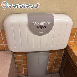 オムツ台は女子トイレ、個室外に1台のみです。