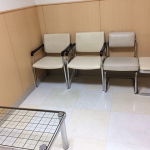 女性のみの授乳室、向かい側にも4脚椅子があります。入口にカーテンがあります。