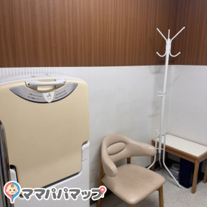 授乳用の椅子もあり、ベビーカーも入れます。