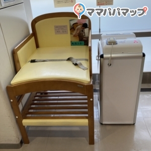 授乳室内のオムツ交換台とダストボックス