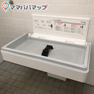 中村公園駐車場公衆トイレのオムツ替え台情報 画像1