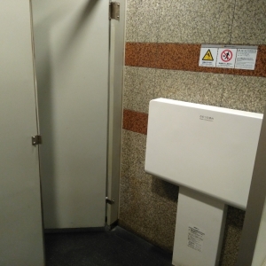 おむつ替え台周囲は狭め。個室が使用中だと気を遣いそう。