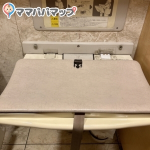 下の蓋付きバケツがオムツ用ゴミ箱です