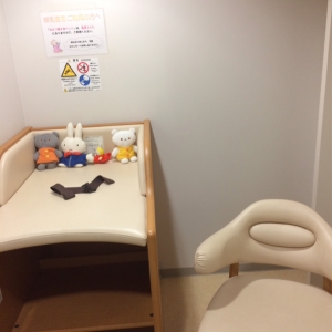 授乳椅子とベビーベッド