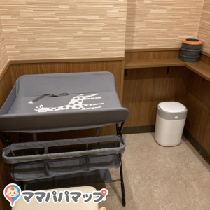 キレイで鍵付き個室でベビーカーも問題なく入れる授乳室です。