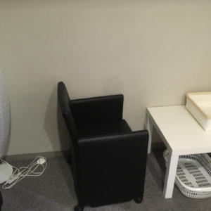 受付裏の通路にカーテンで仕切られたスペースがあります。