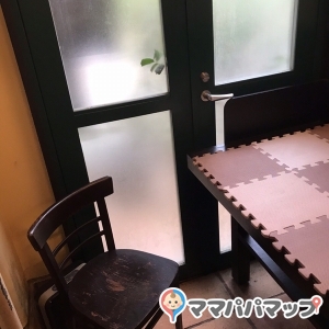 椅子、オムツ替えのできるテーブル、オムツ用ゴミ箱(袋に入れた状態で捨てる旨の注意書きあり)があります。