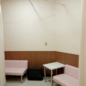 授乳スペースは、カーテンで目隠しできます。