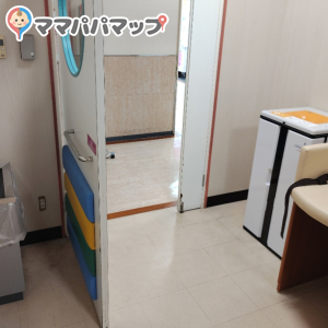 オムツは何も包まずにそのまま捨てれますよ。