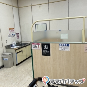 奥が授乳室ですが、背が高い人は除けそうなかんじです。