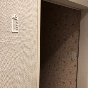 一部屋ですがベビーカーがゆったり入れてる広さです。カギがかかるのでお父さんも一緒に入れました。