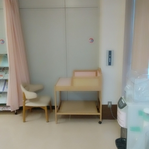 オムツ交換台。カーテンで覆えるので授乳も出来るようになっています。
