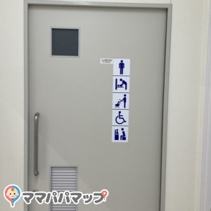 男性用のトイレでもおむつが替えれるようです。