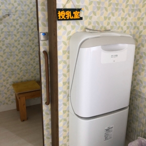授乳室の外におむつ交換台があります。
