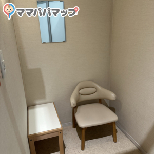 普通の電車改札は通れない大きめベビーカーで行きましたが全く不自由なく使えました。すぐ隣のカフェから人の声は聞こえてきます。