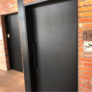 扉には鍵がかかります