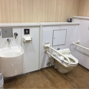 三菱東京UFJ銀行 練馬支店(1F 多目的トイレ)のオムツ替え台情報 画像1