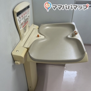2回の女子トイレの中にオムツ交換台があります。オムツは持ち帰りです。