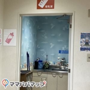 授乳室？物置みたいだけど、パイプ椅子がありました