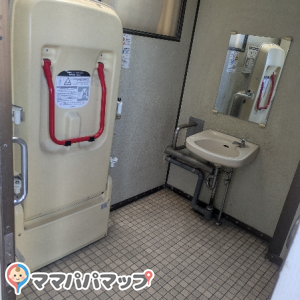 だいぶくたびれていますが、多目的トイレでおむつ替えは可能です。綺麗なのはセブンタウンまで行かないとですね