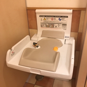 新しくて綺麗なおむつ台です