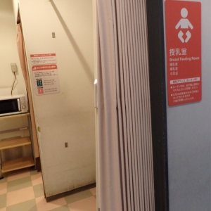 三井アウトレットパーク 横浜ベイサイド(1F)の授乳室・オムツ替え台情報 画像2