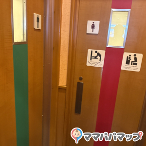 サイゼリヤ イズミヤ八幡店の授乳室・おむつ替え台の写真(1枚目)