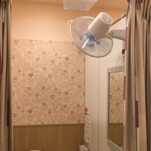 カーテンを閉めたらランプが点く用になってます。