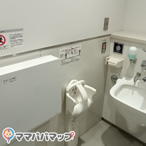 多目的トイレ内におむつ台があり、ベビーカー入れても広々と使えます。