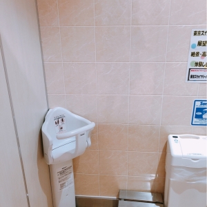 女子トイレ内にチェアあり