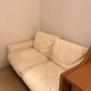 待合のソファーはフワフワ！