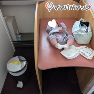 2階授乳室内のおむつ替え台。おむつバケツありました。