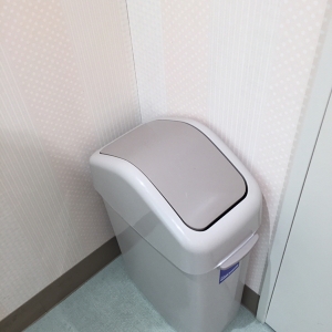授乳室の中のゴミ箱