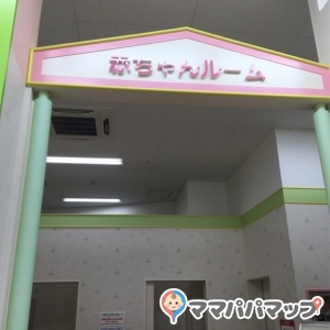 入口はフロア奥だが分かりやすく看板が掲げてある。